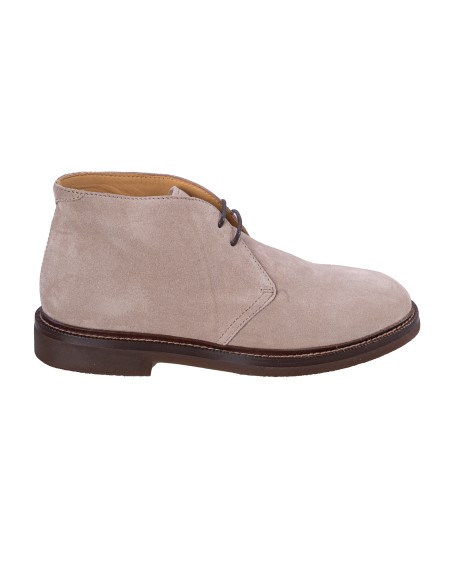 Shop BRUNELLO CUCINELLI  Scarpa: Brunello Cucinelli Chukka Boot in camoscio.
Chiusura con lacci fini in tessuto.
Lacci di scorta fini in tessuto.
Fodera in pelle.
Suola in cuoio.
Battistrada in gomma TPU.
Composizione: 100% Pelle.
Fabbricato in Italia.. MZUPEAE817-C6465